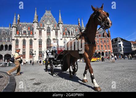 BELGIEN, BRÜGGE, DER PROVINCIAAL HOF ODER DER HAUPTSITZ DER PROVINZREGIERUNG AUF DEM MARKT. DAS NEUGOTISCHE GEBÄUDE WURDE 1921 FERTIGGESTELLT Stockfoto