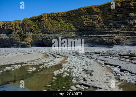 Felsschichten am Strand und Klippen am Nash Point, Wales. Stockfoto