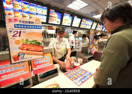 CHINA, PEKING. FASTFOOD IN DER WANG FU JING STRASSE Stockfoto