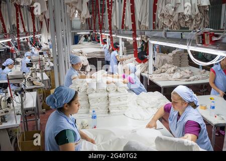 Denizli / Türkei - 06/07/2014: Unbekannte Arbeiterinnen, die in einer Textilfabrik arbeiten. Stockfoto