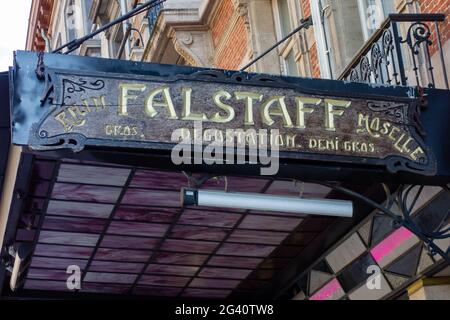 Brüssel, Belgien, Den 16. Juni 2021. Logo des berühmten Brasserie-Restaurants Le Falstaff auf der Terrasse im Zentrum von Brüssel. Stockfoto