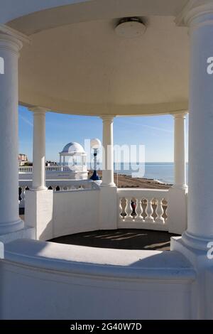 BEXHILL-ON-SEA, EAST SUSSEX/UK - OKTOBER 17 : Blick durch eine Kolonnade auf dem Gelände des De la Warr Pavillion in Bexhill-on- Stockfoto