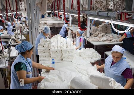 Denizli / Türkei - 06/07/2014: Unbekannte Arbeiterinnen, die in einer Textilfabrik arbeiten. Stockfoto