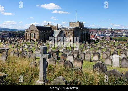 WHITBY, North Yorkshire, UK - 22. August: Whitby Kirche und Friedhof in North Yorkshire am 22. August 2010. Nicht identifizierte Personen. Stockfoto