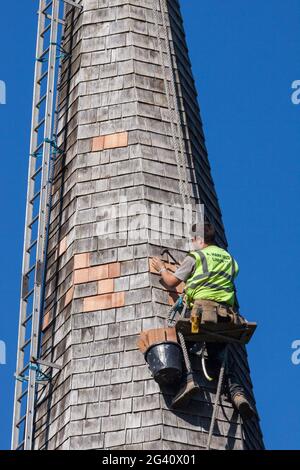 HORSTED KEYNES, SUSSEX/UK - OKTOBER 8 : Steeplejack arbeitet am 8. Oktober 2009 am Kirchendach von Horsted Keynes in Sussex. U Stockfoto