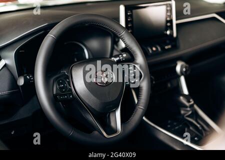 Kiew, Ukraine - 09. Feb, 2021: Innenraum des Toyota-Autos. Schwarzer Innenraum des Toyota-Autos im Ausstellungsraum Stockfoto