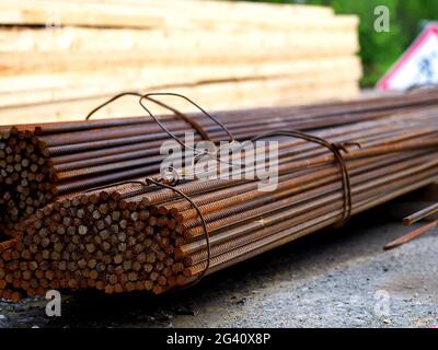 Verstärkung von Stahlstangen auf einer Baustelle Stockfoto
