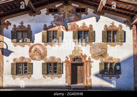 Historisches Haus mit Lüftlmalerei in Unterammergau, Oberbayern, Allgäu, Bayern, Deutschland Stockfoto