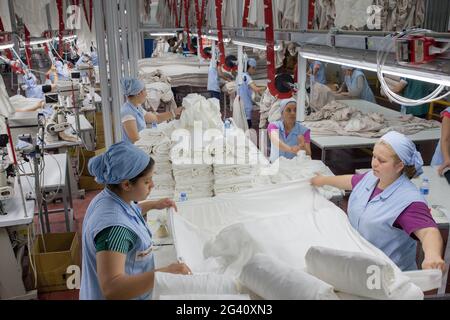 Denizli / Türkei - 06/07/2014: Unbekannte Arbeiterinnen, die in einer Textilfabrik arbeiten. Stockfoto