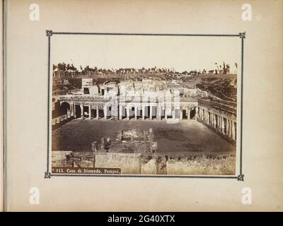 Überreste des Hauses von Diomedes in Pompeji; Casa di Diomede. Pompei ... Teil des Fotoalbums mit Aufnahmen von Ausgrabungen in Pompeï von Roberto Rive. Stockfoto