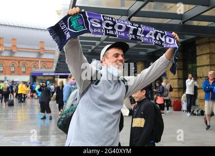 London, Großbritannien, 18. Juni 2021. Die Tartan Army war bei ihrem Eintreffen in Kings Cross vor dem entscheidenden Eurospiel gegen England in Wembley am heutigen Abend mit guter Stimme. Quelle: Monica Wells/Alamy Live News Stockfoto
