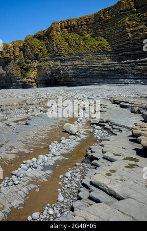 Felsschichten am Strand und Klippen am Nash Point, Wales. Stockfoto