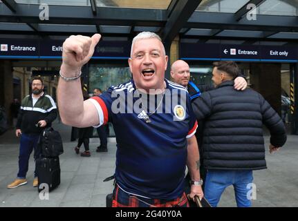 London, Großbritannien, 18. Juni 2021. Die Tartan Army war bei ihrem Eintreffen in Kings Cross vor dem entscheidenden Eurospiel gegen England in Wembley am heutigen Abend mit guter Stimme. Quelle: Monica Wells/Alamy Live News Stockfoto
