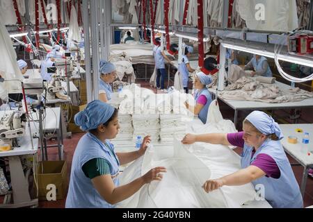 Denizli / Türkei - 06/07/2014: Unbekannte Arbeiterinnen, die in einer Textilfabrik arbeiten. Stockfoto