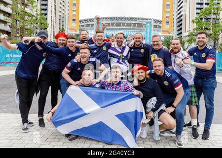 Wembley Stadium, Wembley Park, Großbritannien. Juni 2021. Schottland-Fans, die „Tartan Army“ auf olympischem Weg vor DER EURO 2020. Schottland wird England in seinem 2. Spiel der Gruppe D der UEFA-Fußball-Europameisterschaft im Wembley-Stadion an diesem Abend mit einem Auftakt um 20 Uhr begegnen. Kredit: amanda Rose/Alamy Live Nachrichten Stockfoto