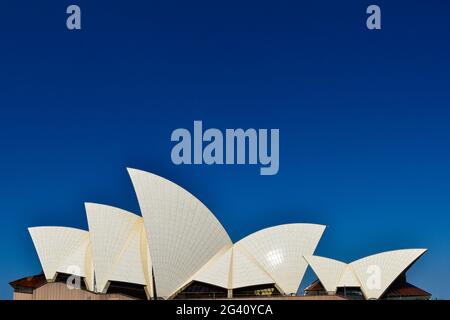 Das Opernhaus leuchtet in der Sonne vor einem tiefblauen Himmel, Sydney, New South Wales, Australien Stockfoto