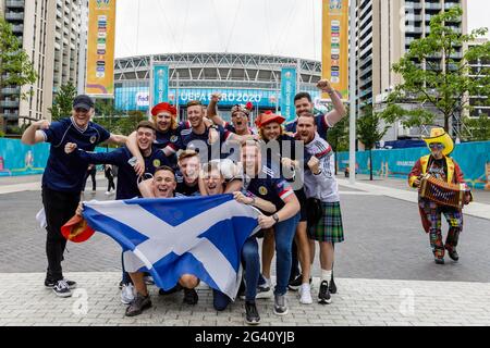 Wembley Stadium, Wembley Park, Großbritannien. Juni 2021. Schottland-Fans, die „Tartan Army“ auf olympischem Weg vor DER EURO 2020. Schottland wird England in seinem 2. Spiel der Gruppe D der UEFA-Fußball-Europameisterschaft im Wembley-Stadion an diesem Abend mit einem Auftakt um 20 Uhr begegnen. Kredit: amanda Rose/Alamy Live Nachrichten Stockfoto