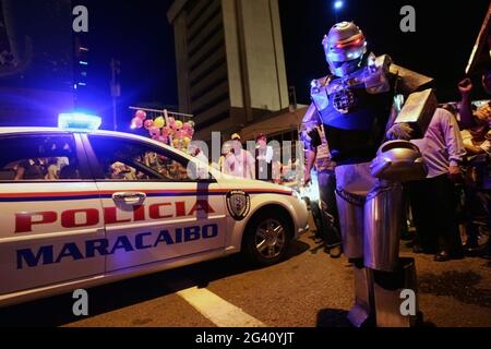 Maracaibo-Zulia-Venezuela-5-11-2010- eine elektrische Ingineering Studen Punt auf einem handgefertigten Roboter Kostüm aus recycelten Materialien und gehen auf dem stre Stockfoto