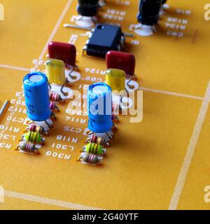 Fragment der Leiterplatte mit darauf montierten elektronischen Komponenten, Makro Stockfoto