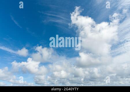 Schönen blauen Himmel mit Wolken Stockfoto