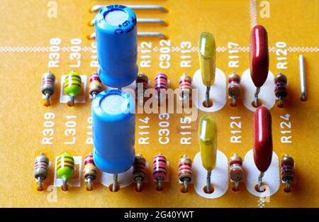 Fragment der Leiterplatte mit darauf montierten elektronischen Komponenten, Makro Stockfoto