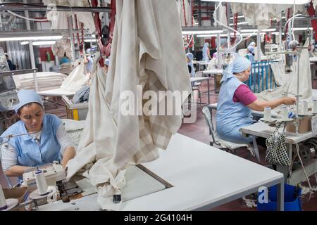 Denizli / Türkei - 06/07/2014: Unbekannte Arbeiterinnen, die in einer Textilfabrik arbeiten. Stockfoto