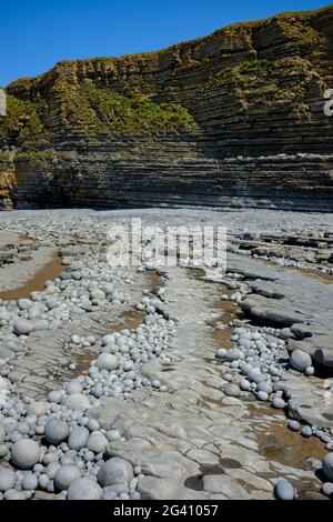 Felsschichten am Strand und Klippen am Nash Point, Wales. Stockfoto