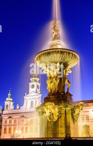 Samson-Brunnen und Rathaus auf dem Marktplatz von Budweis, Südböhmen, Tschechische Republik Stockfoto