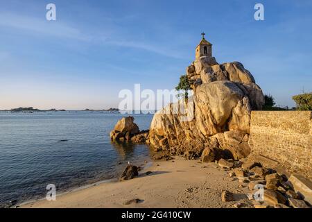 Strand und Kapelle auf einem Felsen, Port Blanc, Cote de Granit Rose, Cotes d'Armor, Bretagne, Frankreich Stockfoto