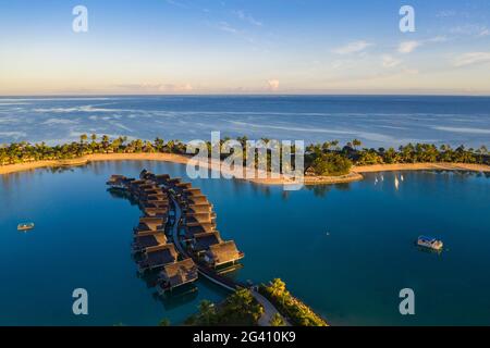 Luftaufnahme der Überwasser-Bungalows im Fiji Marriott Resort Momi Bay bei Sonnenaufgang, Momi Bay, Coral Coast, Viti Levu, Fidschi-Inseln, Südpazifik Stockfoto