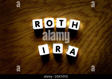 Roth IRA hat sich mit Würfeln für die Vorsorgeplanung und die Sparanlagen ausgeschrieben Stockfoto