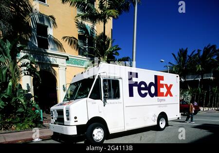 USA, FLORIDA, MIAMI BEACH, ART DECO-VIERTEL, FEDEX-LKW FÜR LIEFERSERVICE Stockfoto