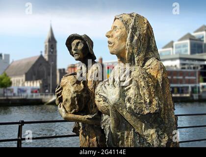 Das Hungersnot Memorial Bronzefiguren auf Custom House Quay, Dublin, Irland. Stockfoto