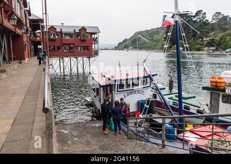 PUERTO MONTT, CHILE - 1. MÄRZ 2015: Blick auf einen Hafen in Puerto Montt, Chile Stockfoto