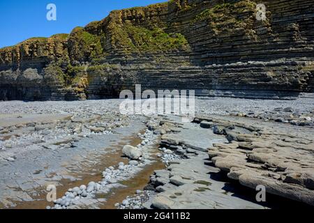 Felsschichten am Strand und Klippen am Nash Point, Wales. Stockfoto