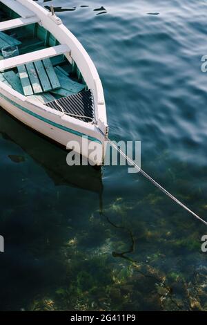 Nahaufnahme des Bogens eines hölzernen Fischerbootes im Wasser. Stockfoto