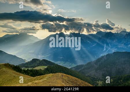 Wolkige Stimmung über Latemar-Gruppe und Rosengarten, von Sass d´Adam, Dolomiten, UNESCO Weltnaturerbe Dolomiten, Venetien, Venetien, Italien Stockfoto