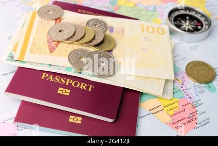 Eine EU-Pässe auf dänisches Geld, mit einer Karte und einem Kompass, um Reisen zu symbolisieren. Stockfoto