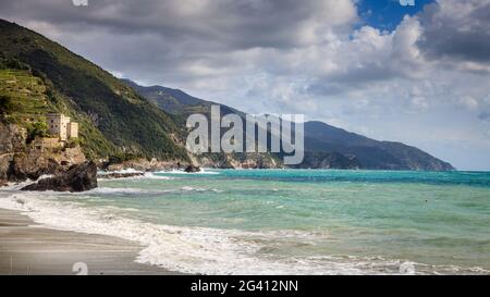 Panoramablick auf die Küste in der Nähe des Dorfes Monterosso im Nationalpark Cinque Terre in Italien Stockfoto