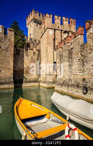 Türme der Burg Scaligero in Sirmione in der Lombardei, Italien Stockfoto