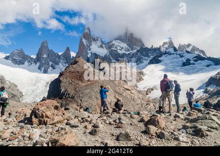 EL CHALTEN, ARGENTINIEN - 11. MÄRZ 2015: Touristen in der Nähe der Laguna de los Tres beobachten den Berg Fitz Roy im Nationalpark Los Glaciares, Patagonien, Arg Stockfoto