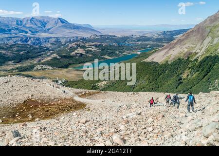 EL CHALTEN, ARGENTINIEN - 11. MÄRZ 2015: Touristen wandern in der Nähe der Laguna de los Tres im Nationalpark Los Glaciares, Patagonien, Argentinien Stockfoto