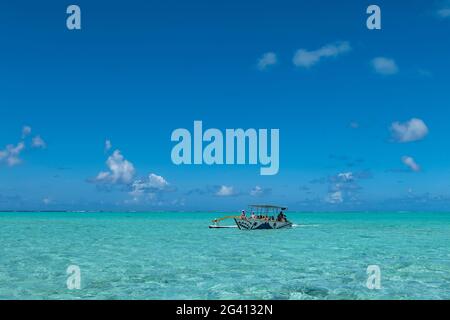 Bootsausflug mit Auslegerkanu in der Lagune von Bora Bora, Bora Bora, Leeward Islands, Französisch-Polynesien, Südpazifik Stockfoto