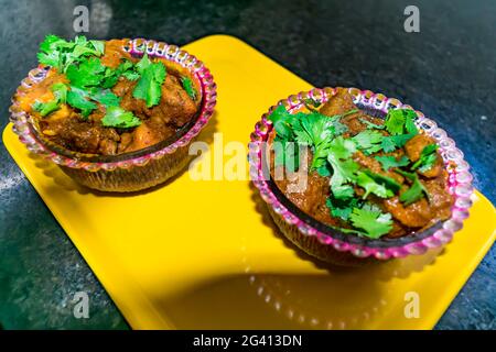 Hausgemachte Herstellung würzigen Masala Huhn im indischen Stil Nahansicht sieht genial in der Bratpfanne. Stockfoto