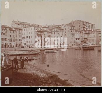 Blick auf den Hafen von Bastia mit Booten, arbeitenden Frauen und Trockenwäsche. Teil eines französischen Amateurfotografen-Fotoalbums mit Sehenswürdigkeiten in Frankreich, der Schweiz und Italien. Stockfoto