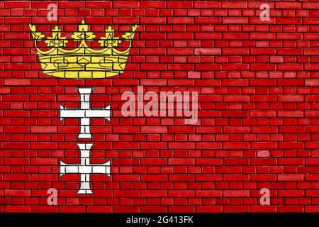 Flagge von Danzig auf Ziegelmauer gemalt Stockfoto