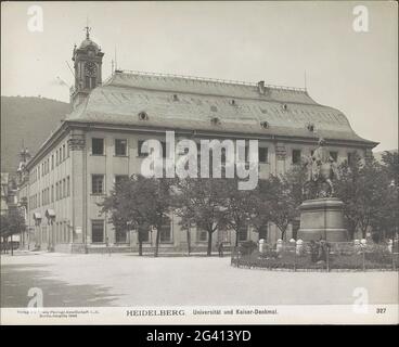 Blick auf die Universität Heidelberg mit einer Reiterstatue von Kaiser Wilhelm I. im Vordergrund; Heidelberg. Universität und Kaiser-Denkmal. Teil des Fotoalbums mit Aufnahmen von Heidelberg und Schloss Heidelberg. Stockfoto