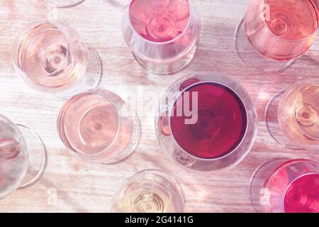 Verschiedene Weine, von oben in Weingläser geschossen Stockfoto