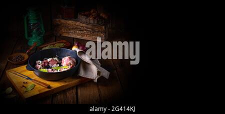 Roher ostfriesischer Snirtje-Braten mit Gewürzen. Stockfoto