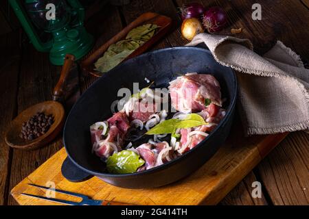 Roher ostfriesischer Snirtje-Braten mit Gewürzen. Stockfoto